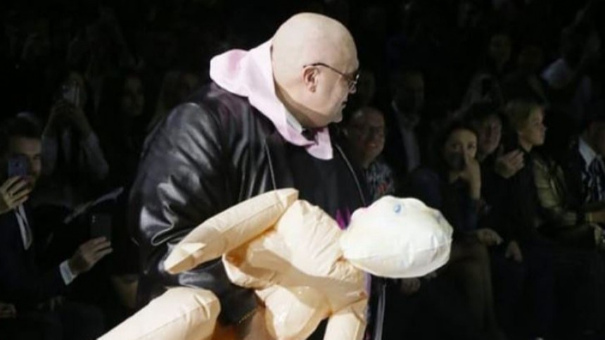Барецкий и надувная кукла стали героями секс-скандала на Неделе моды в Москве