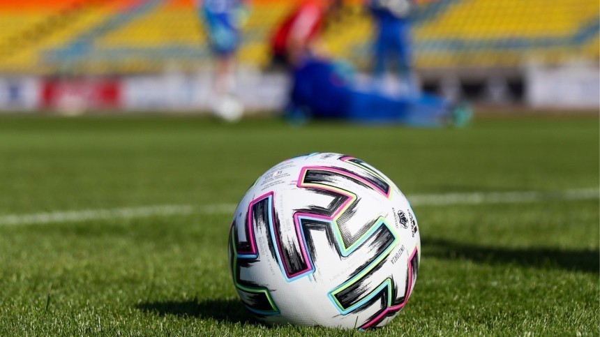 Видео: футболисты и болельщики устроили ожесточенную драку на поле в Астрахани
