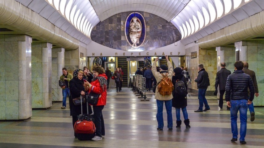 Скульптура кормящей Мадонны на станции метро в Москве лишилась груди — фото