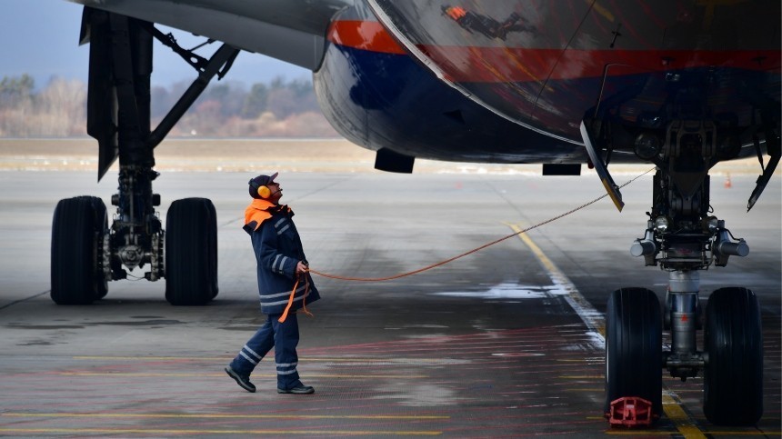 Десятки авиарейсов в Приморье задерживаются из-за снежного циклона