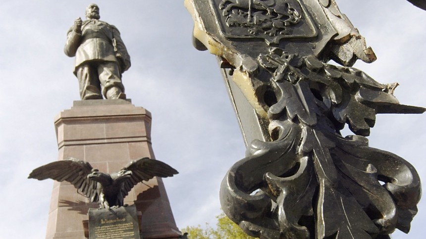 Житель Иркутска на Mercedes врезался в памятник Александру III — видео