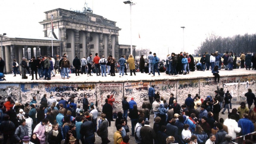 Годы идут — стена остается: 30 лет назад рухнула Берлинская стена