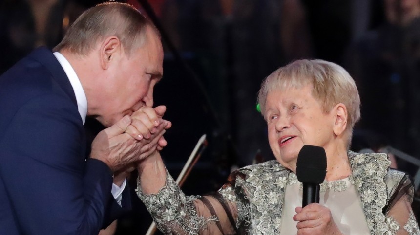 «Любовь — главное в Вашей музыке»: Путин наградил Пахмутову орденом Андрея Первозванного