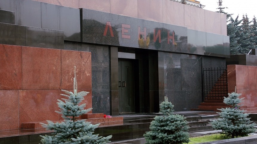 В сети призвали перенести тело Ленина из Мавзолея в петербургский музей