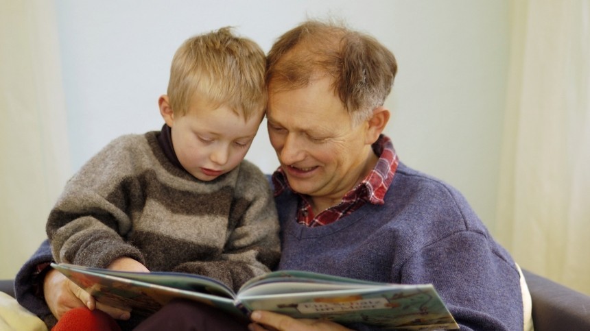 Совместное чтение книг позволяет улучшить речевые навыки ребенка — специалисты