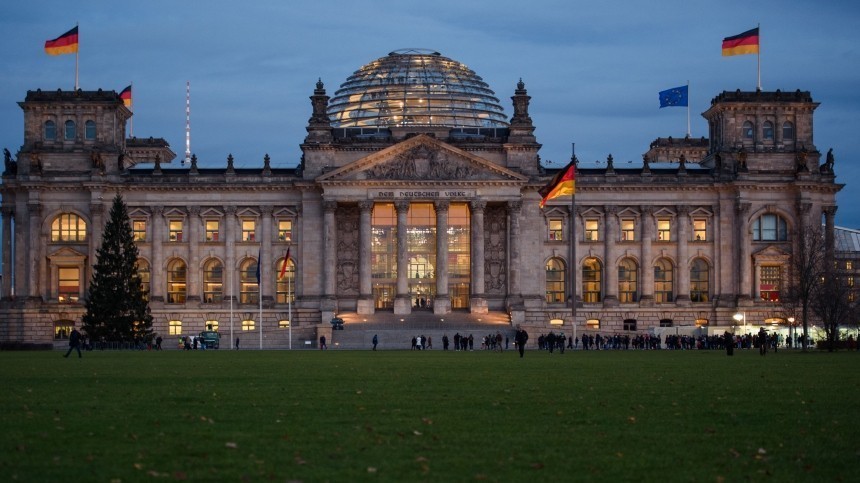 Под окнами Бундестага установили памятник жертвам Холокоста