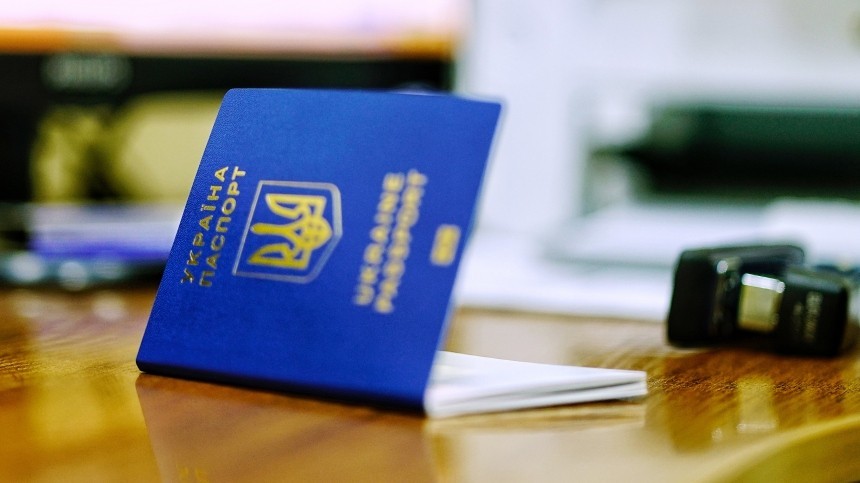 В Киеве назвали украинские паспорта “книжечками” и запретят ездить по ним в РФ