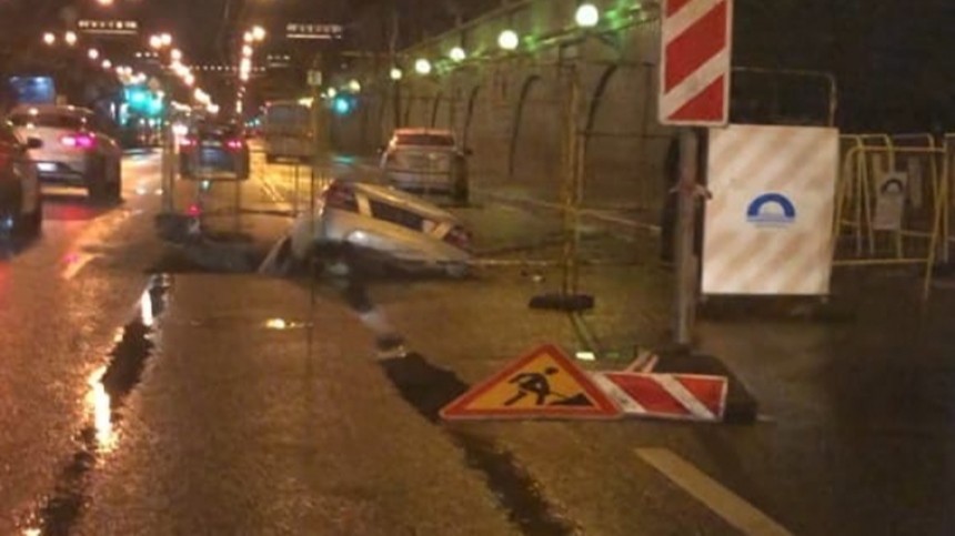 Видео: В Петербурге машина провалилась в яму на дороге