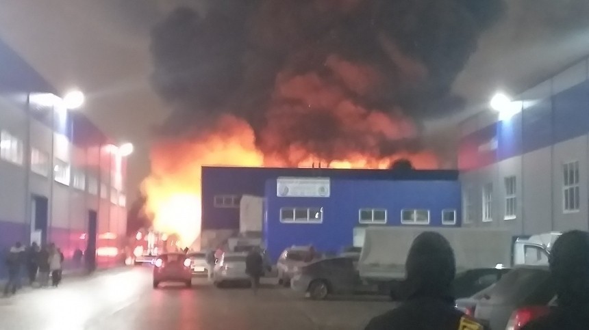 Около ста человек эвакуировали из-за горящего склада на Салова в Петербурге