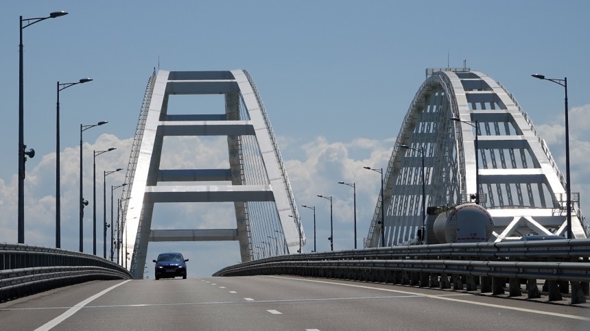 Фото: На Крымском мосту появилась красочная иллюминация