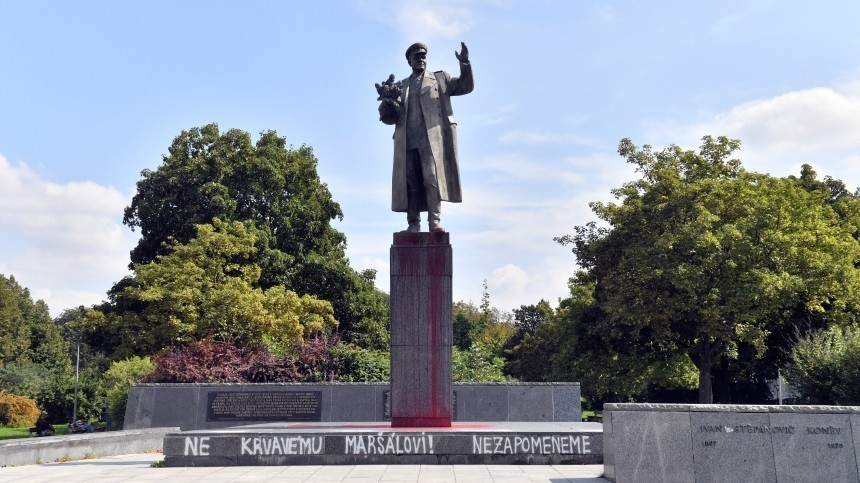 Внучка маршала Конева со слезами на глазах простилась с его памятником в Праге