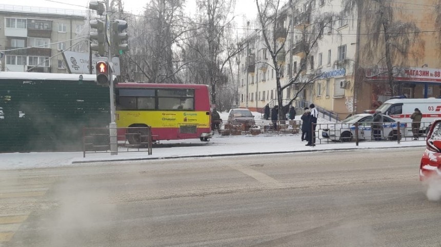Автобус протаранил торговые ряды в центре Иркутска