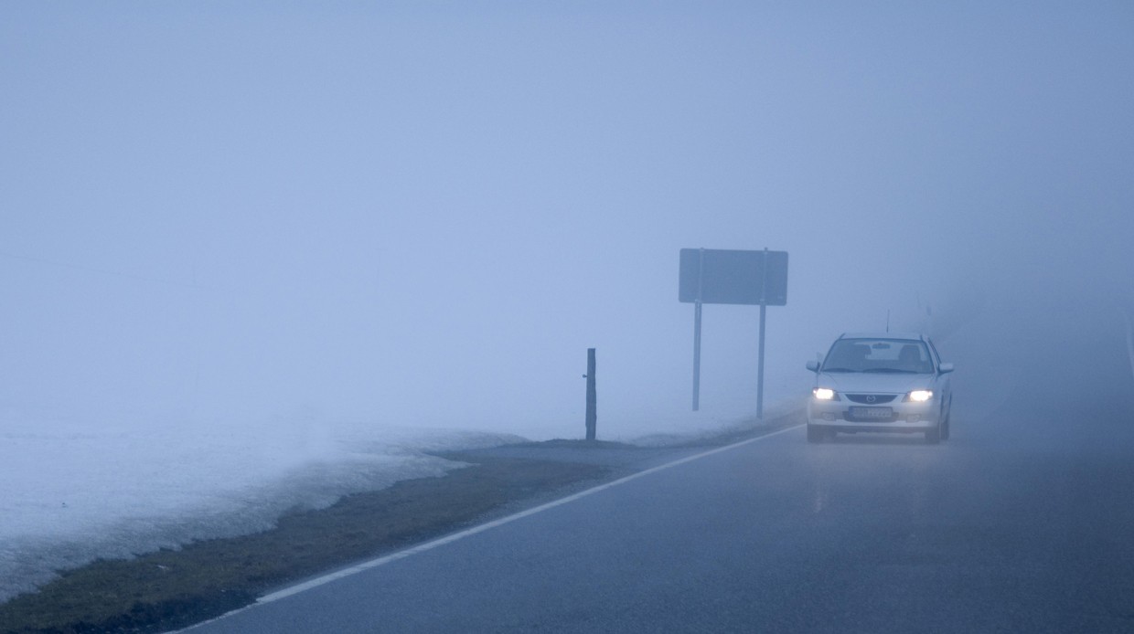 Туман пришел в движение. Автомобиль в тумане. Управление автомобилем в туман. Движение в тумане. Машина едет в тумане.