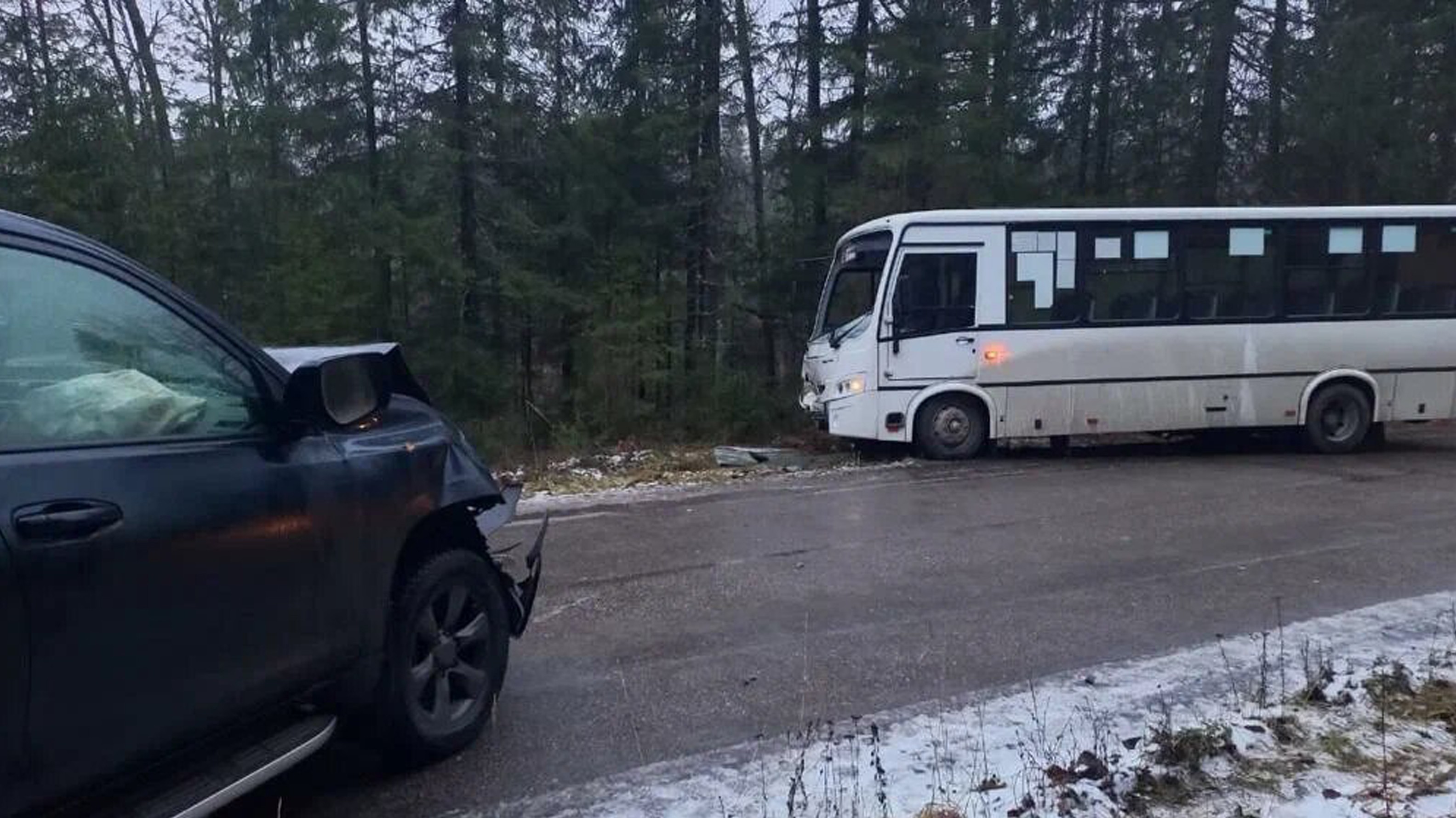 Авария рейсовый автобус. Авария с автобусом в Ленинградской области.