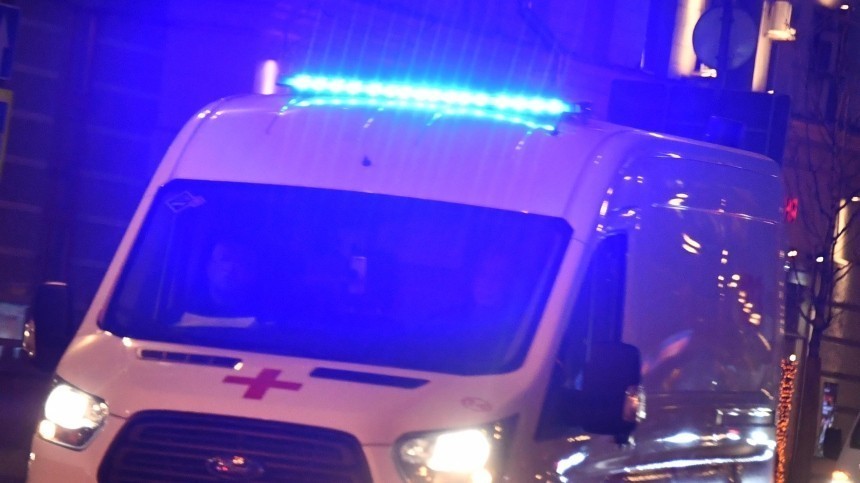 Видео: Полицейские несут раненого в машину