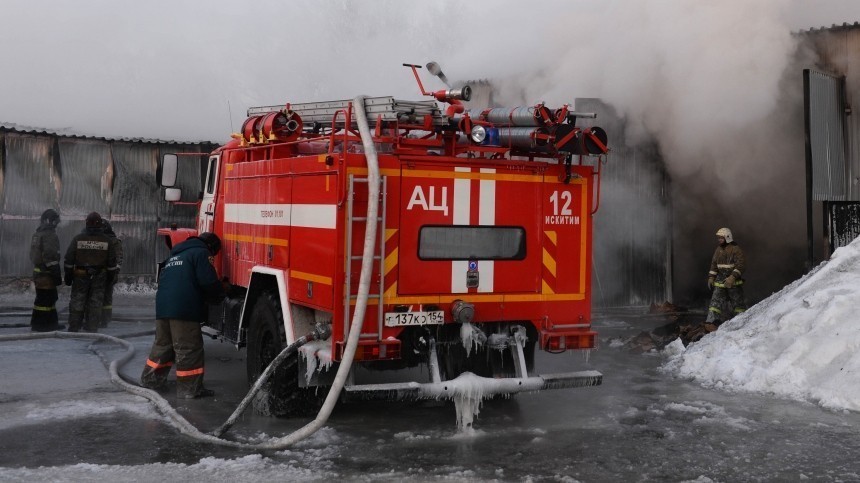 Пожарный поезд и дроны примут участие в тушении пожара в ТЦ под Новосибирском