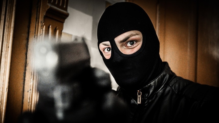 Трое вооруженных бандитов в розовых масках пытались ограбить банк в Петербурге