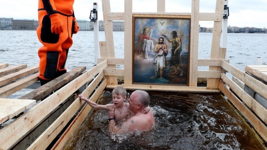 Жители России отметили Крещение традиционным купанием в купелях