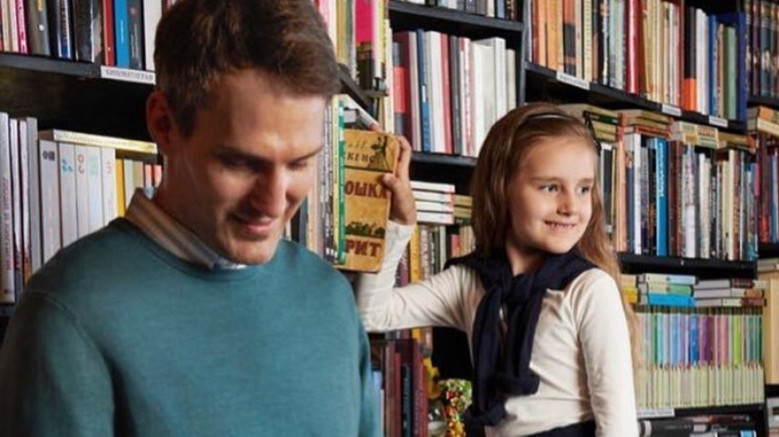 “Очень умная!” — внучка Пугачевой вместе с папой читает книжки на испанском