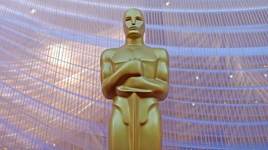 Золотые перья и мешковатые штаны: самые странные образы звезд на «Оскаре»