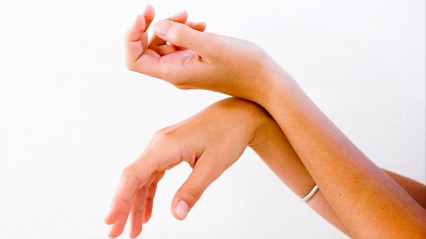 Чем опасна привычка «хрустеть» пальцами — мнение врача