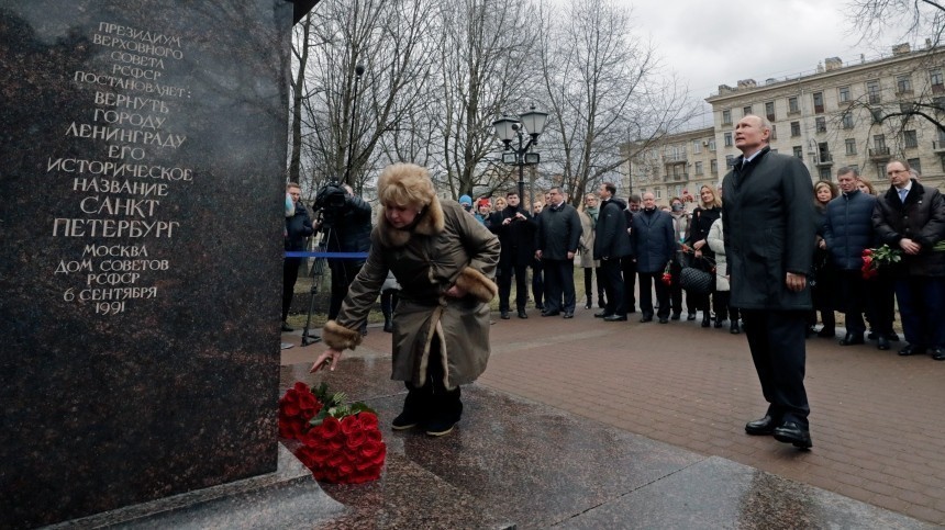 Путин возложил цветы к памятнику Собчаку в Петербурге