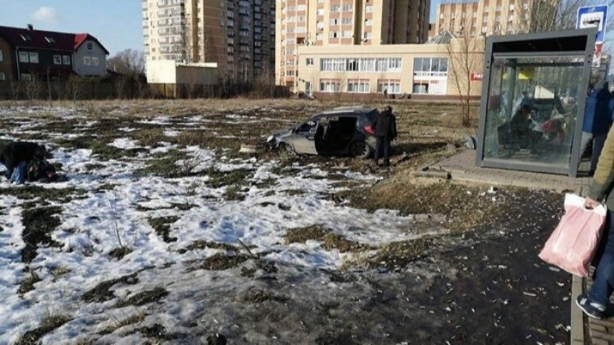 Автомобиль врезался в остановку под Москвой, есть пострадавшие