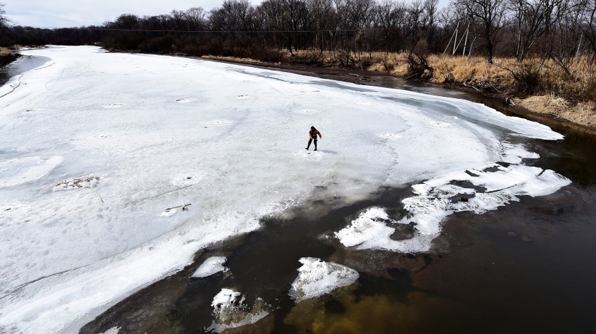 Пятилетняя девочка вышла на лед вместе с отчимом и утонула под Тулой