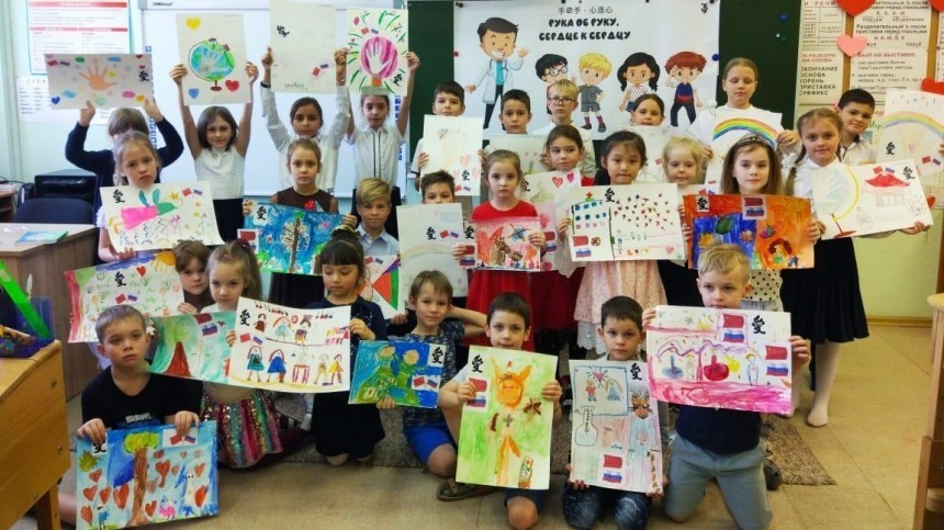 Российские дети отправили более 300 рисунков китайским врачам и пациентам