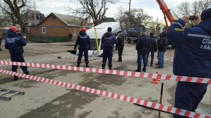 Микроавтобус с пассажирами провалился в яму на асфальте в Ростовской области
