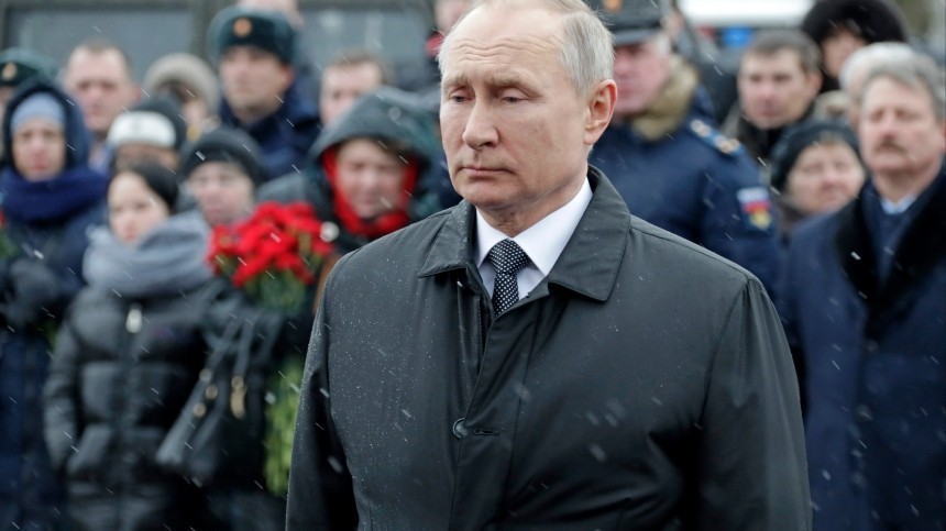 Владимир Путин в Пскове возложил цветы к памятнику 6-й роты