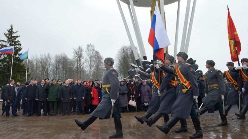 Владимир Путин почтил память десантников бессмертной 6-й роты в Пскове