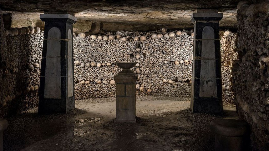 Один из тоннелей катакомб Парижа 