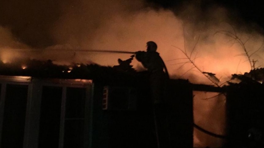 Пожар охватил многоквартирный дом в Астрахани