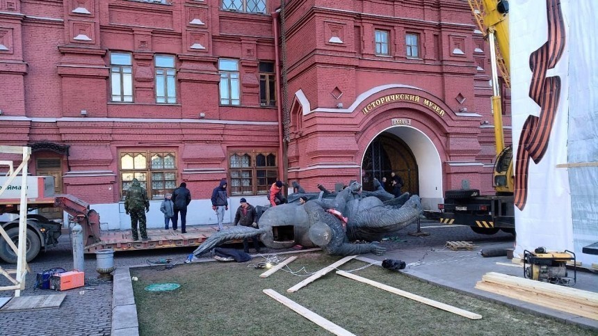 Памятник маршалу Жукову в центре Москвы демонтировали