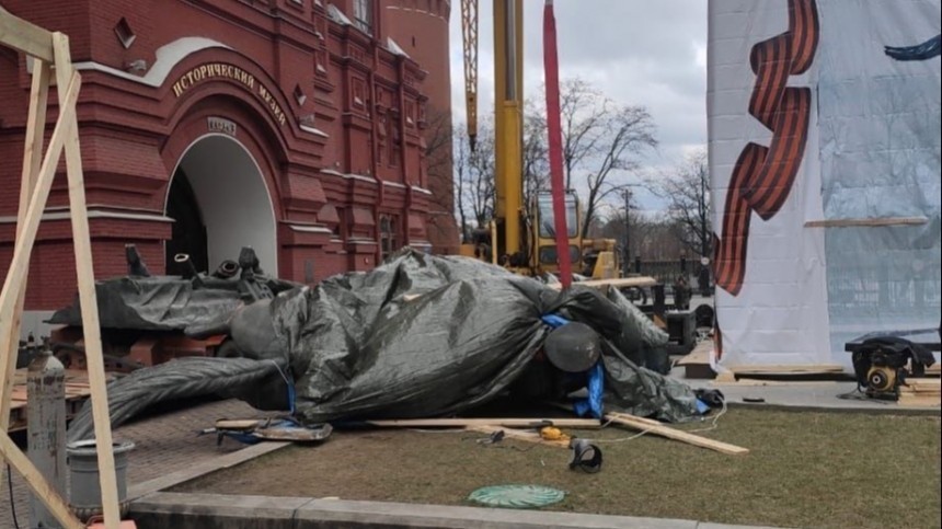 Новый памятник маршалу Жукову установили на Манежной площади в Москве