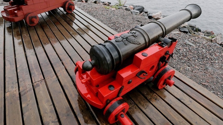 Ранее похищенные исторические пушки подняли со дна Финского залива в Кронштадте