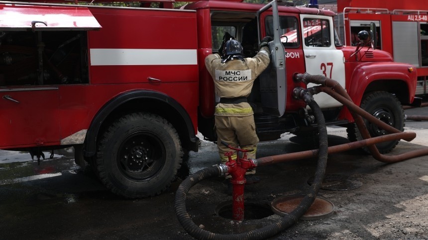 Из-за взрыва газа горят два дома в Петербурге