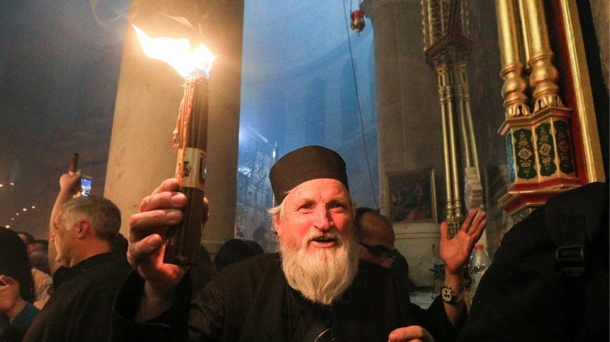 Благодатный огонь доставят из Иерусалима в Москву в канун Пасхи