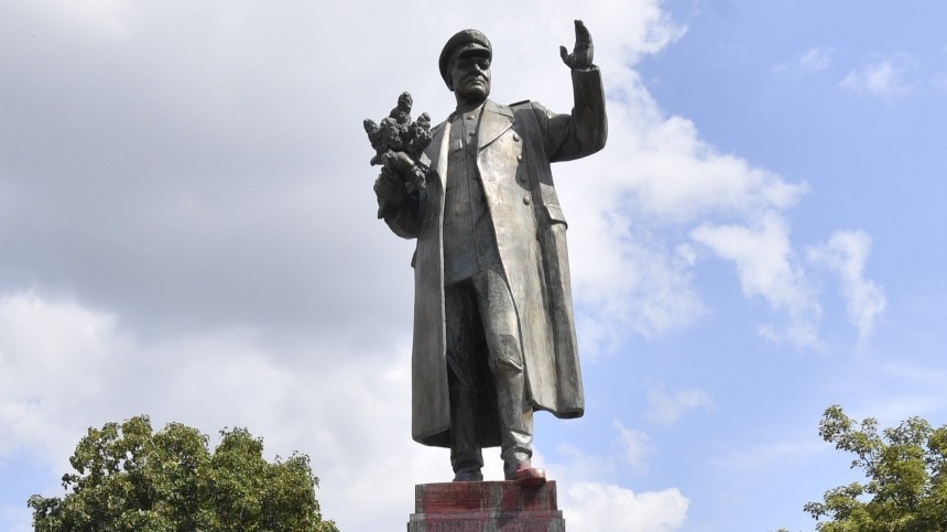 В МИД РФ назвали варварством демонтаж памятника маршалу Коневу в Праге