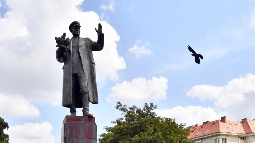 СК возбудил уголовное дело после демонтажа памятника маршалу Коневу в Праге