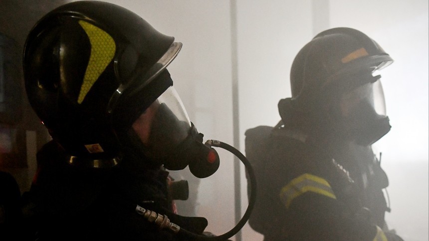 Полицейские помогли пожарным эвакуировать 11 человек из горящего дома в Астрахани
