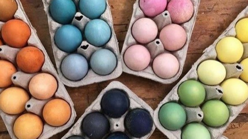 Как покрасить яйца к Пасхе, не используя искусственные красители