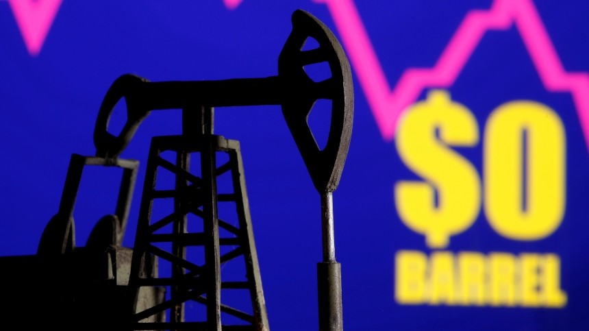 Фьючерсы на нефть WTI рухнули на рекордные почти 300%