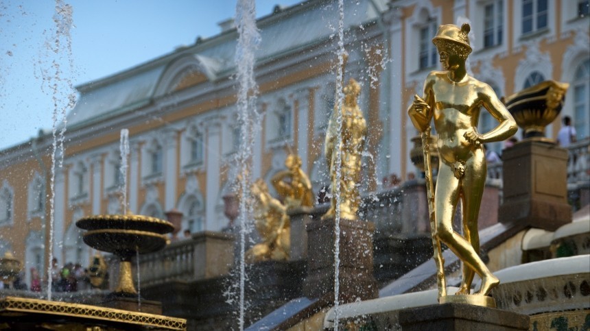 Туризм на самоизоляции: Петергоф впервые открыл сезон фонтанов без посетителей