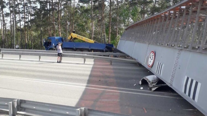 Видео: рухнувший на трассе мост раздавил легковушку под Тюменью