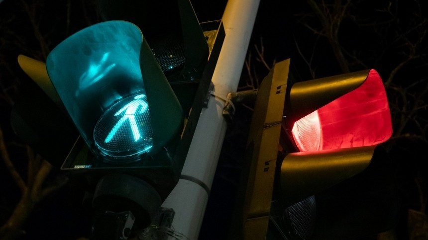 Опрокинутый светофор спас жизни пассажирам влетевшего в него авто