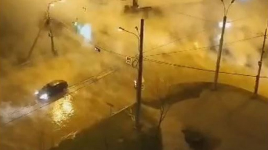 Видео: «Река кипятка» хлынула на Шлиссельбургский проспект в Петербурге
