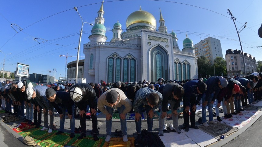 Ураза байрам на чеченском. Праздники мусульман Ураза байрам мечеть. Мечеть в Москве Курбан байрам.
