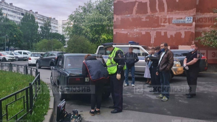 В Петербурге подросток с наркотиками пытался скрыться от полиции на ВАЗ
